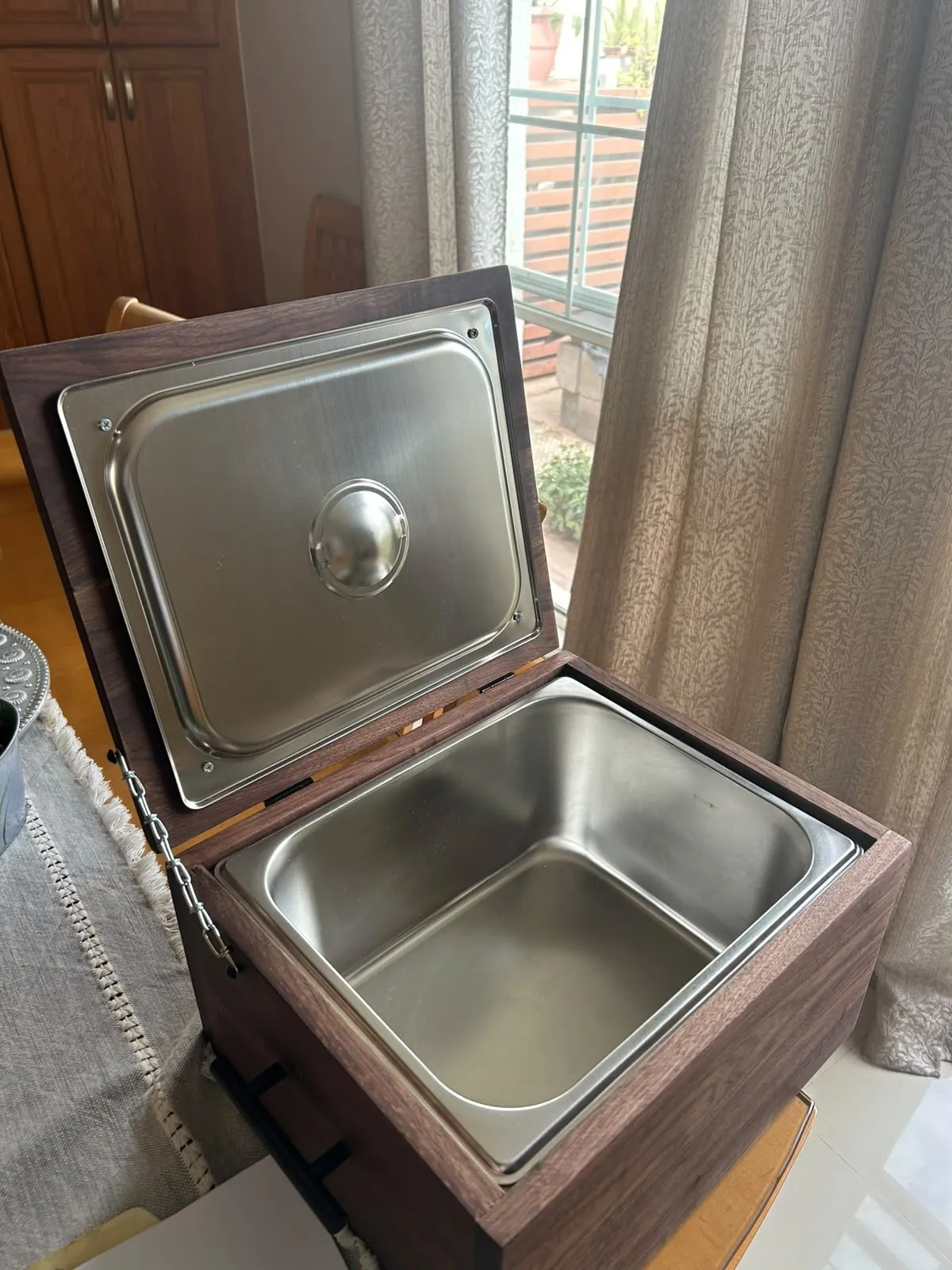 Grill Box abierta y vacía: inserto y tapa de acero inoxidable dentro de la caja de madera