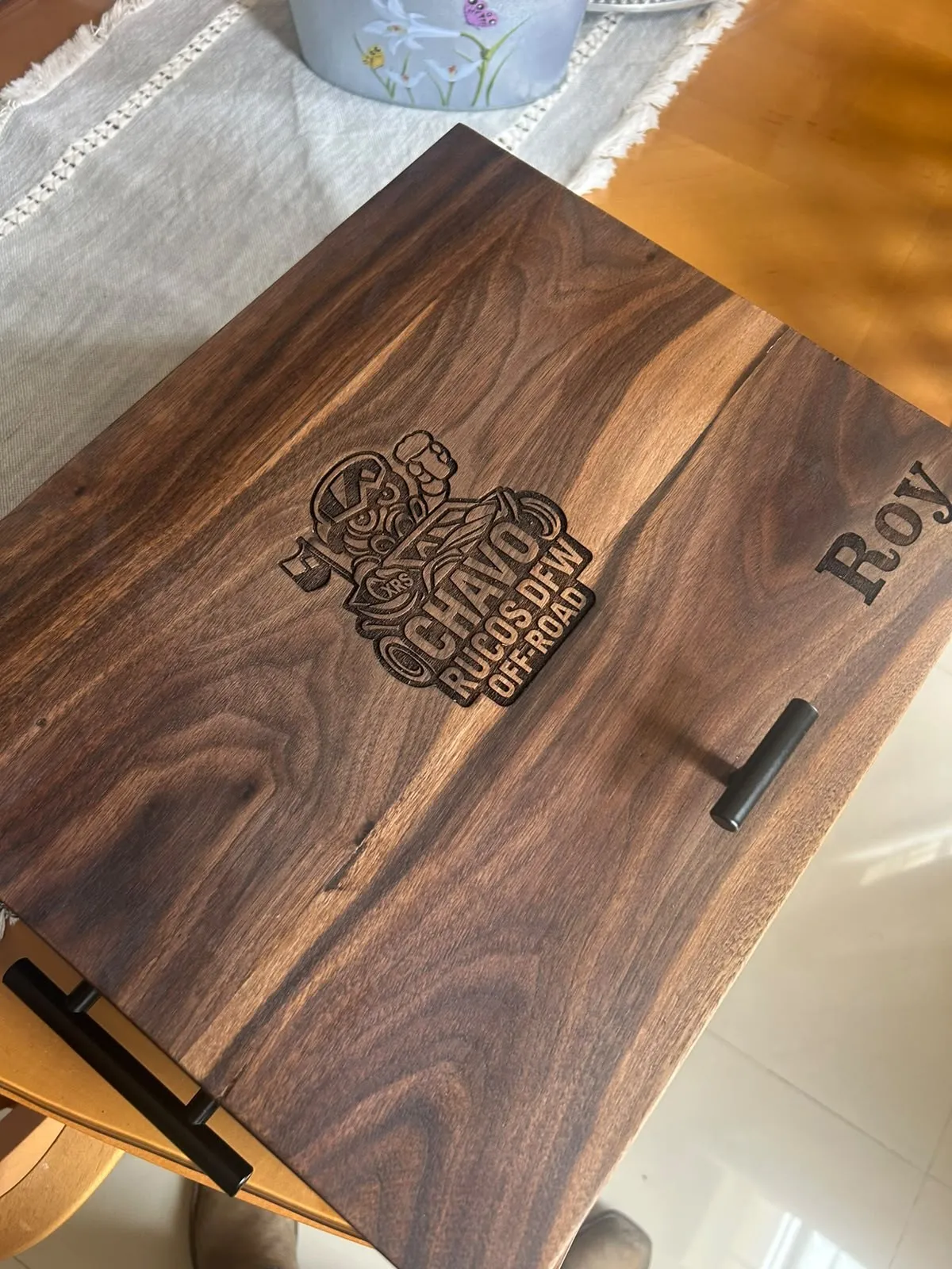 Tapa de nogal con el logo de Chavorucos DFW Off-Road y el nombre Roy grabados