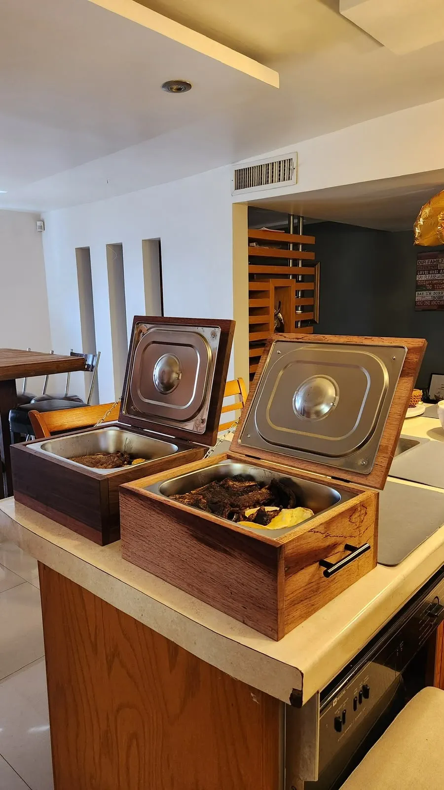 Dos Grill Box abiertas con carne, sobre la barra de una cocina