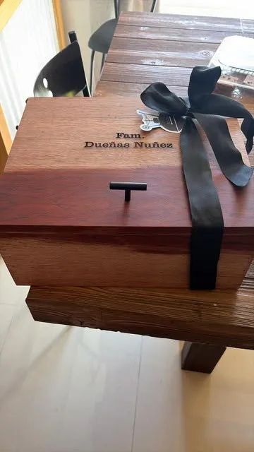 Grill Box de tzalam con «Fam. Dueñas Núñez» grabado y moño negro
