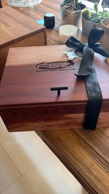 Grill Box de tzalam con el logo de Ferretería San Luis y moño negro
