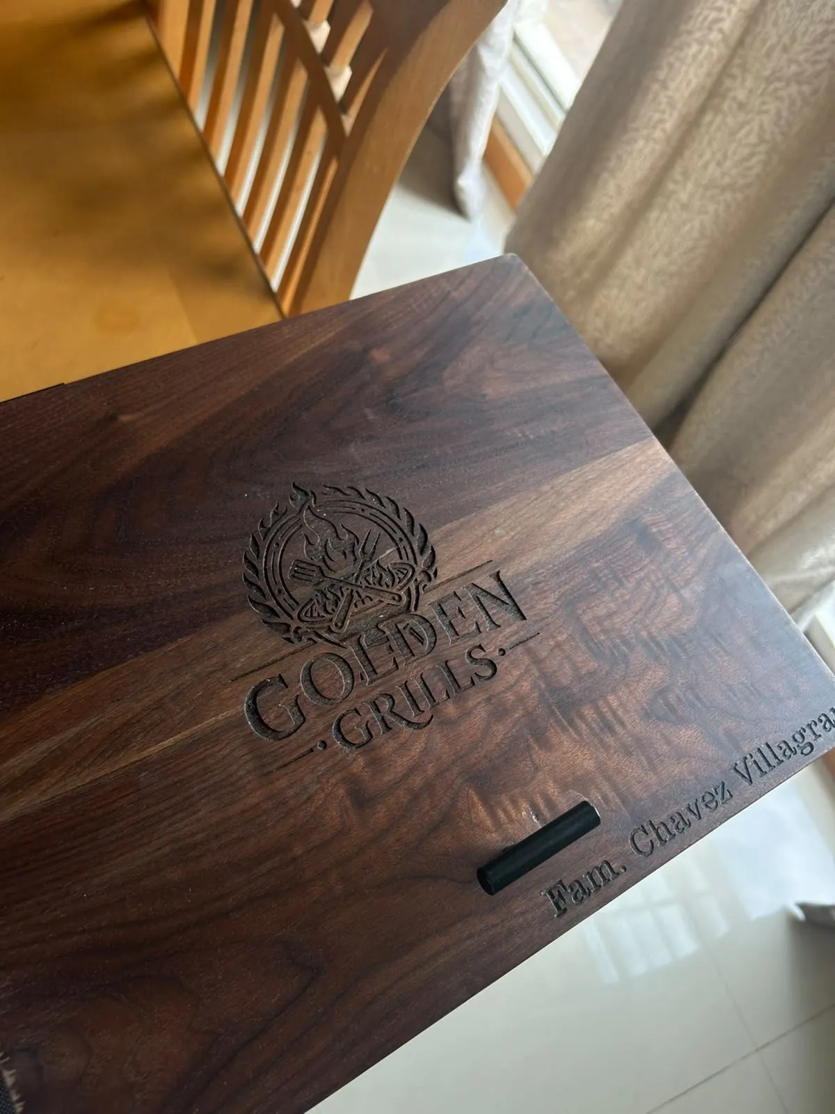 Tapa de nogal con el grabado de Golden Grills y Fam. Chávez Villagrán