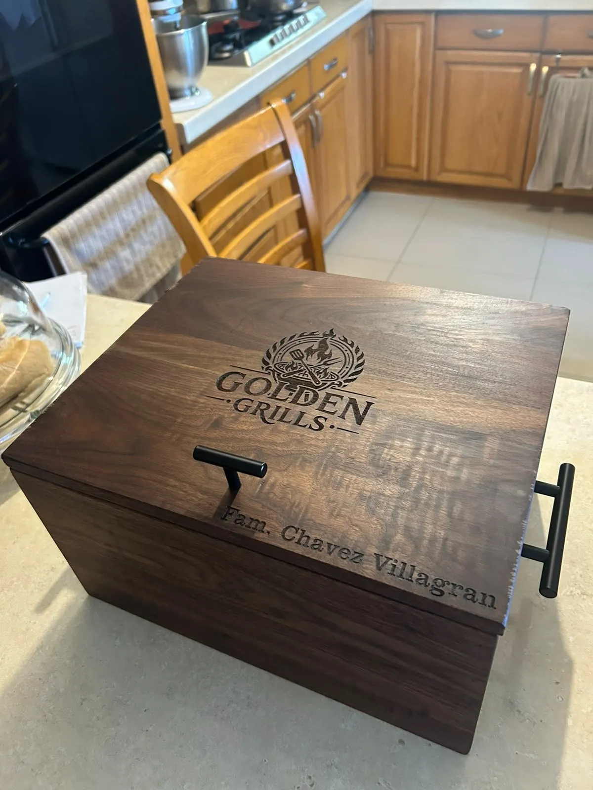 Grill Box de nogal con el logo de Golden Grills grabado en la tapa