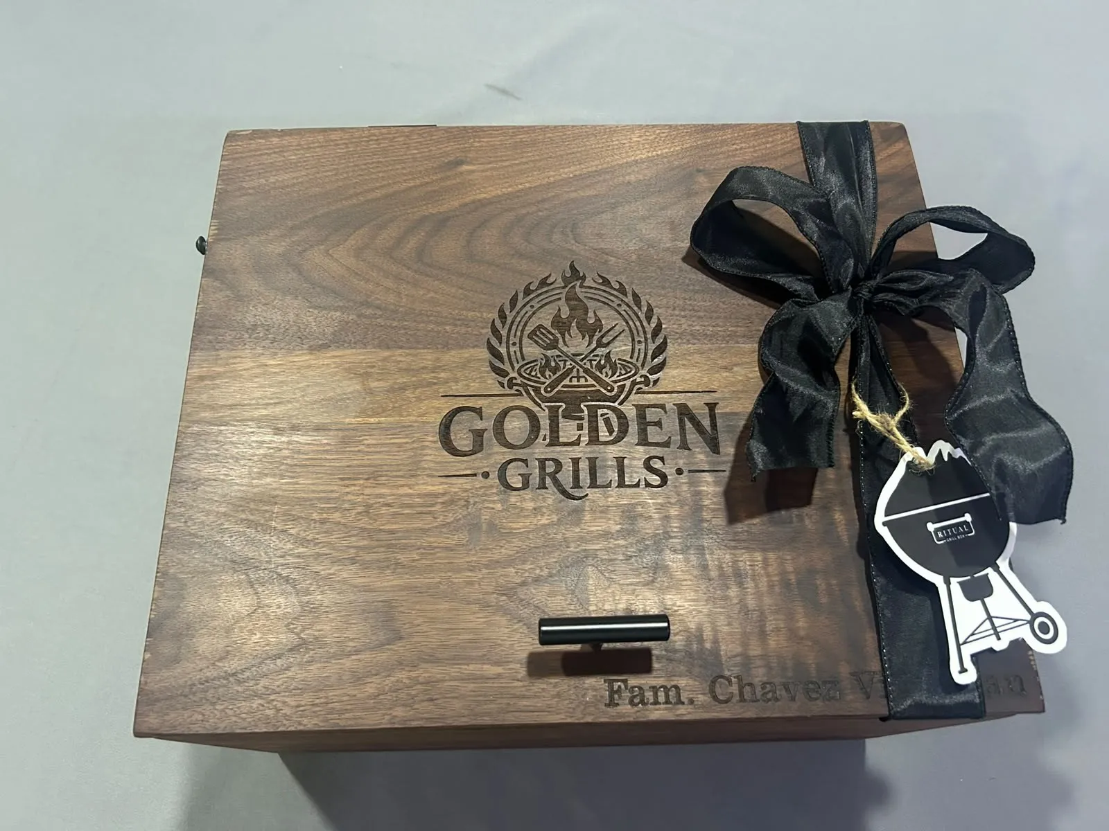 Grill Box de nogal de Golden Grills con moño negro