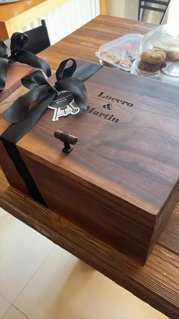 Grill Box de nogal con «Lucero & Martín» grabado en la tapa