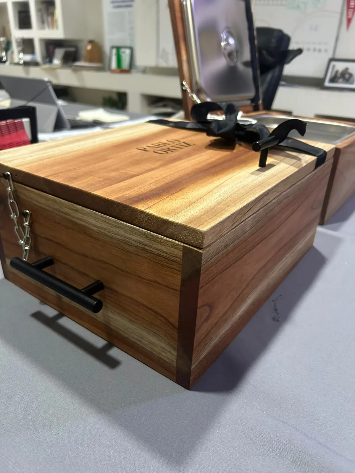 Grill Box de cedro de perfil, con la cadena de la tapa y el asa lateral