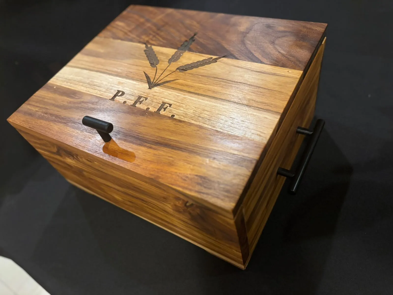 Grill Box de cedro vista de lado, con jaladera y asa de acero negro